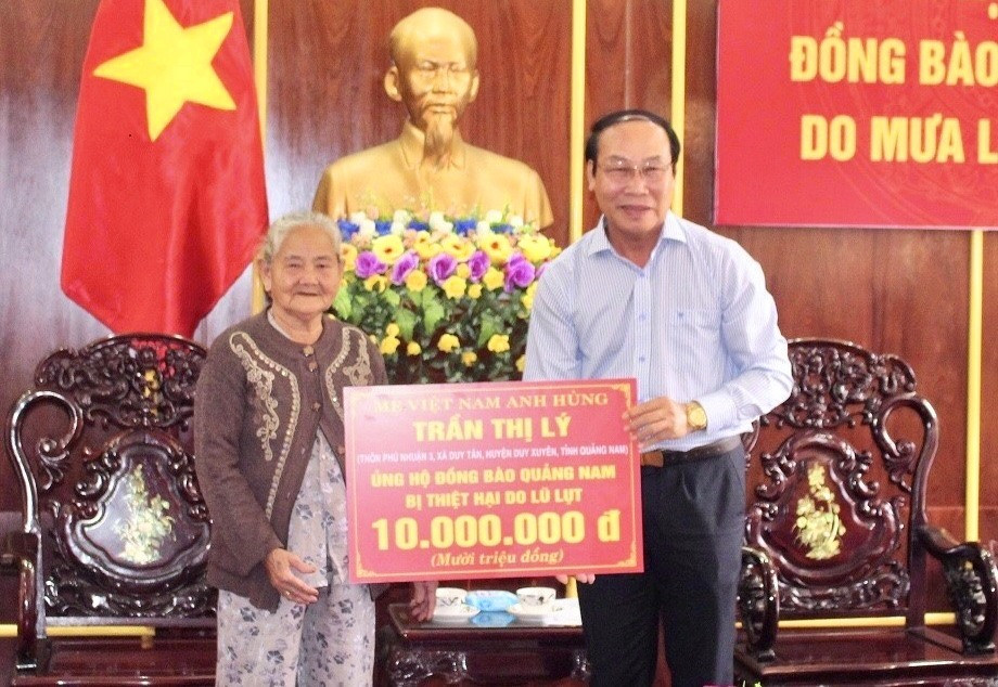 Mẹ Việt Nam anh hùng Trần Thị Lý ủng hộ 10 triệu đồng