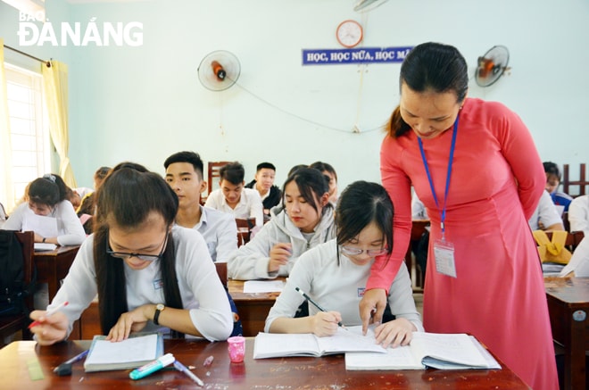 Theo nhiều ý kiến, việc hỗ trợ học phí, sinh hoạt phí chưa đủ để thu hút người giỏi vào ngành sư phạm. TRONG ẢNH: Một tiết học của học sinh Trường THPT Phạm Phú Thứ, huyện Hòa Vang.Ảnh: NGỌC PHÚ