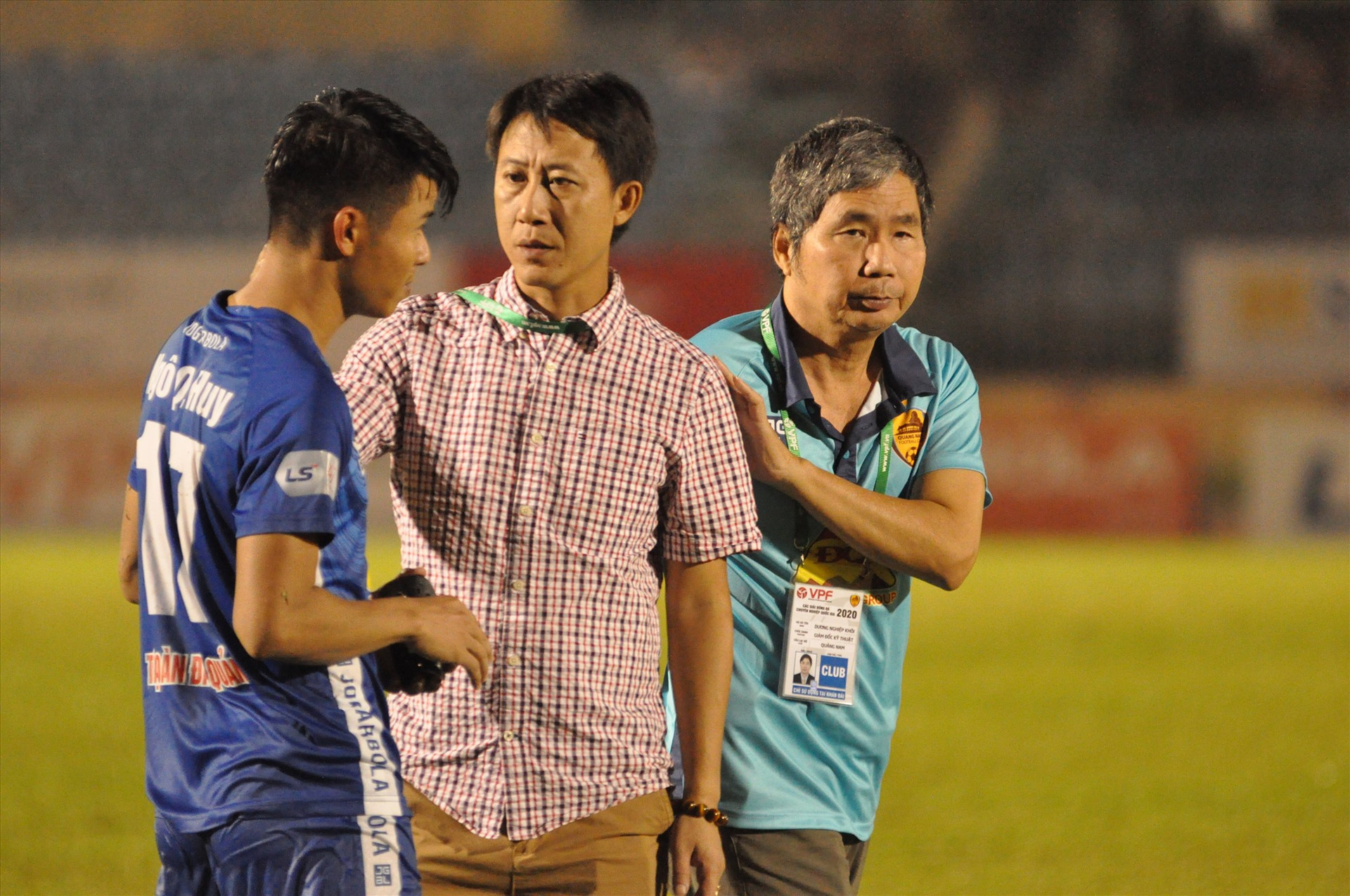Sau khi trận đấu kết thúc, HLV Nguyễn Thành Công cũng không thể hiện niềm vui dù đội nhà thắng lợi. Ảnh: T.VY