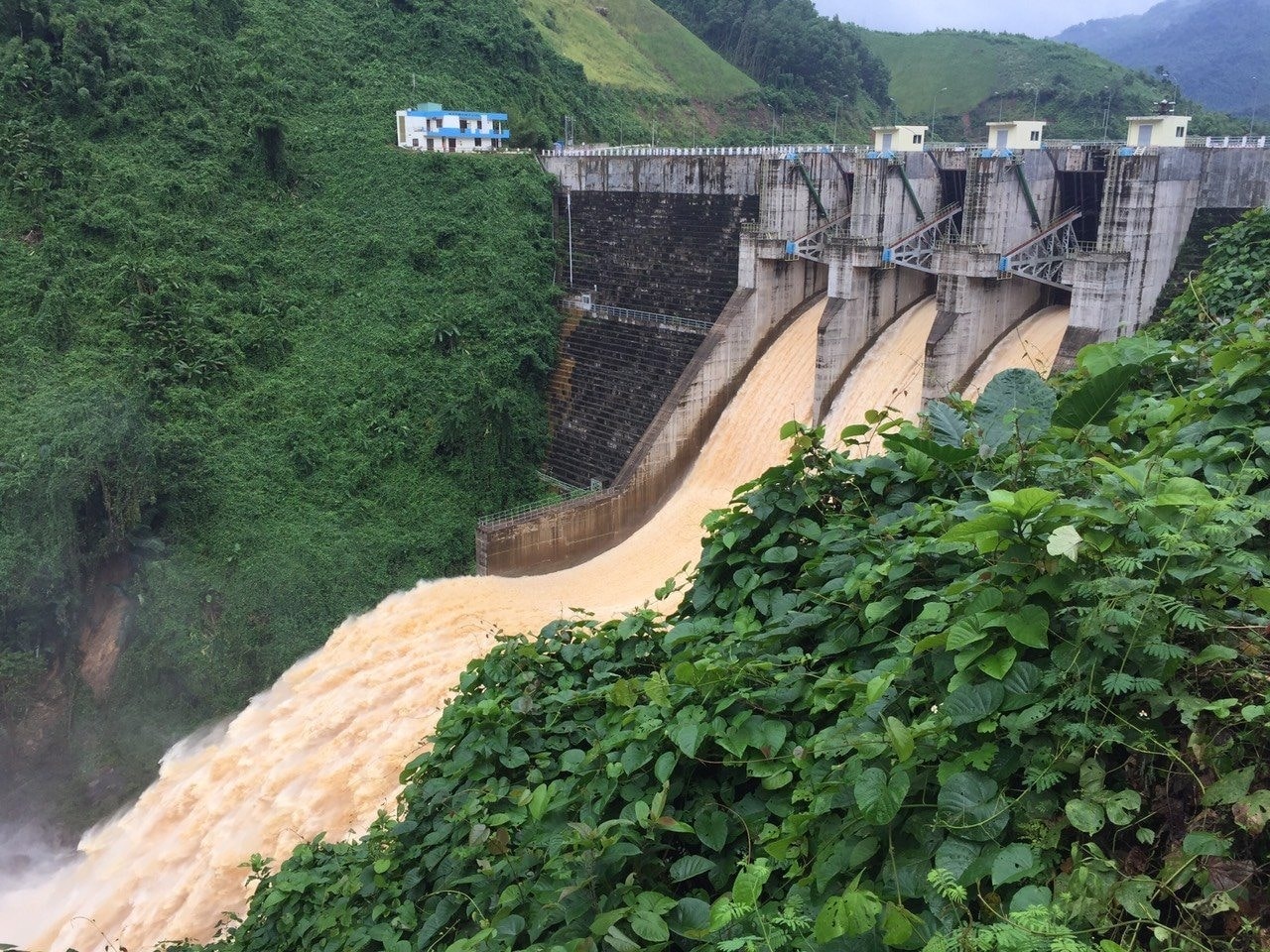 Thủy điện A Vương đang vận hành hạ dần mực nước các hồ về mực nước cao nhất trước lũ. Ảnh: M.L