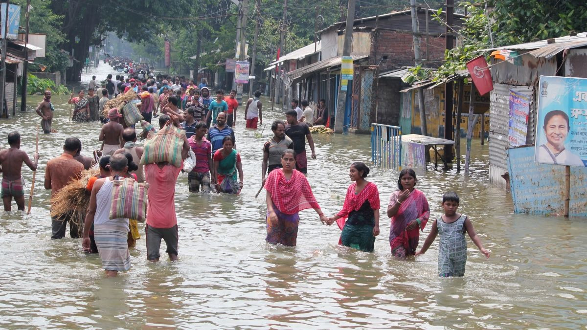 Hàng triệu người châu Á sơ tán tránh bão và lũ lụt mỗi năm. Ảnh: Gettyimage