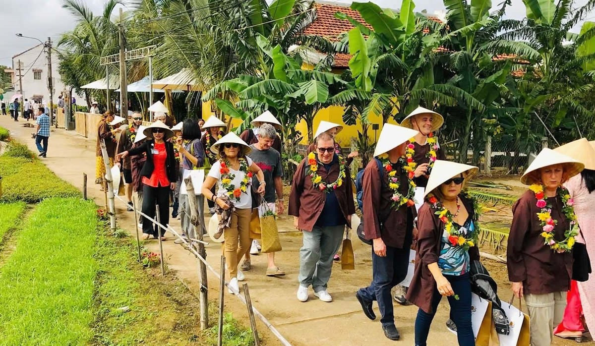 Visitors at Tra Que vegetable village, Hoi An city.Photo: cand