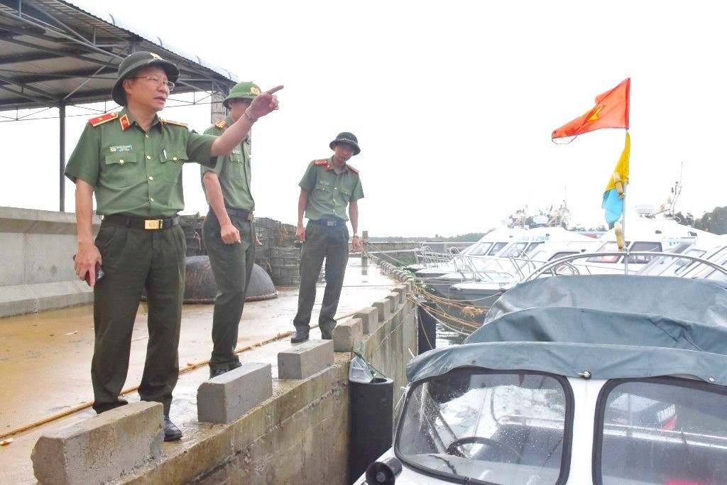 Thiếu tướng Nguyễn Đức Dũng, Giám đốc Công an tỉnh Quảng Nam kiểm tra công tác sẵn sàng lực lượng, phương tiện phòng chống lụt bão của lực lượng Cảnh sát đường thủy tại âu thuyền Hồng Triều