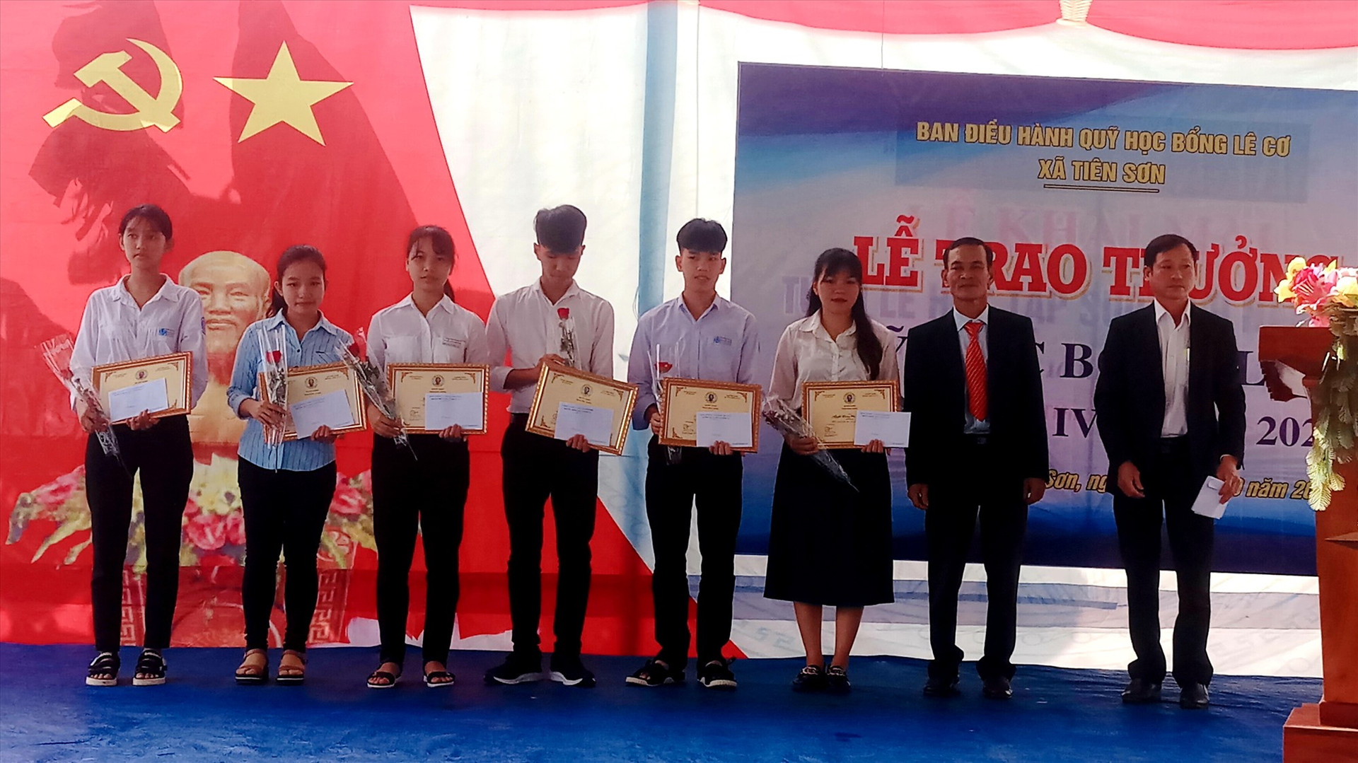 Trao thưởng Quỹ học bổng Lê Cơ cho 13 học sinh, sinh viên xã Tiên Sơn.