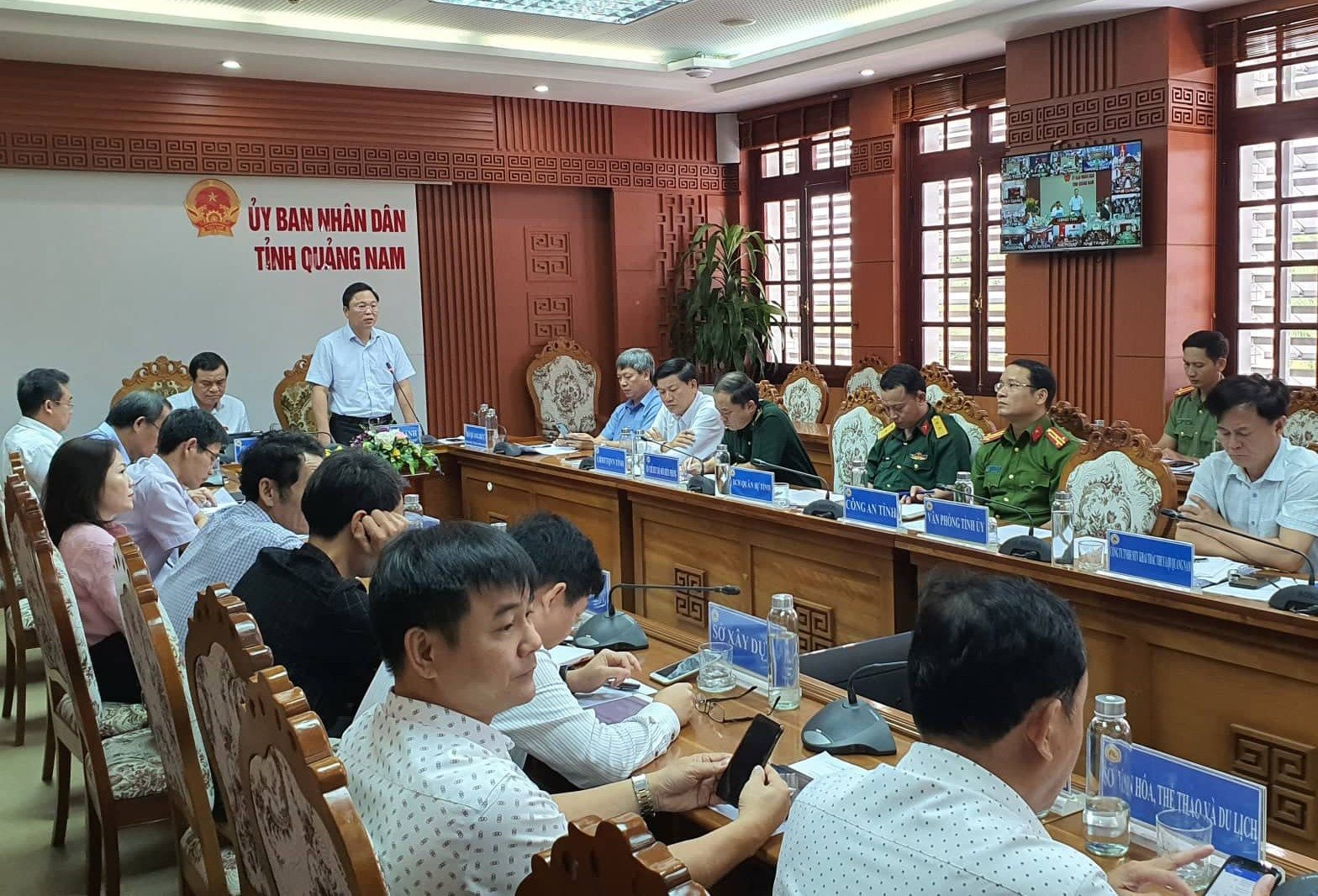 Chủ tịch UBND tỉnh Lê Trí Thanh yêu cầu các địa phương tuyệt đối không được chủ quan trước bão số 9. Ảnh: T.C