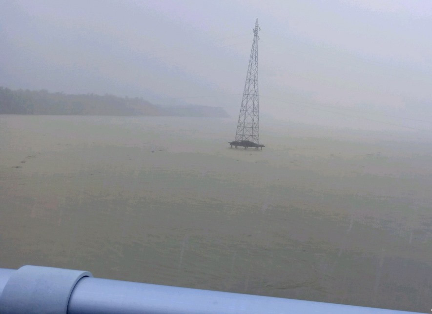 Cột điện 35kV giữa dòng giao thủy Vu Gia – Thu Bồn bị đe dọa trong mùa bão lũ sẽ được thay bằng cáp ngầm đảm bảo an toàn.