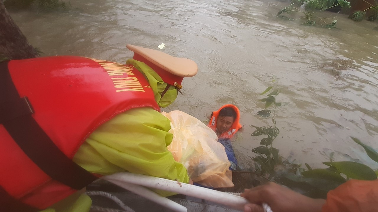 Cảnh sát đường thủy tham gia sơ tán dân trong đợt mưa lớn do ảnh hưởng của bão số 5 vừa qua. Ảnh: T.C