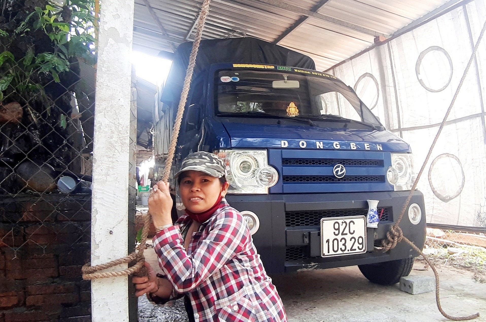 Một hộ dân ở xã Duy Nghĩa, huyện Duy Xuyên dùng dây dừa loại lớn chèn mái tôn.