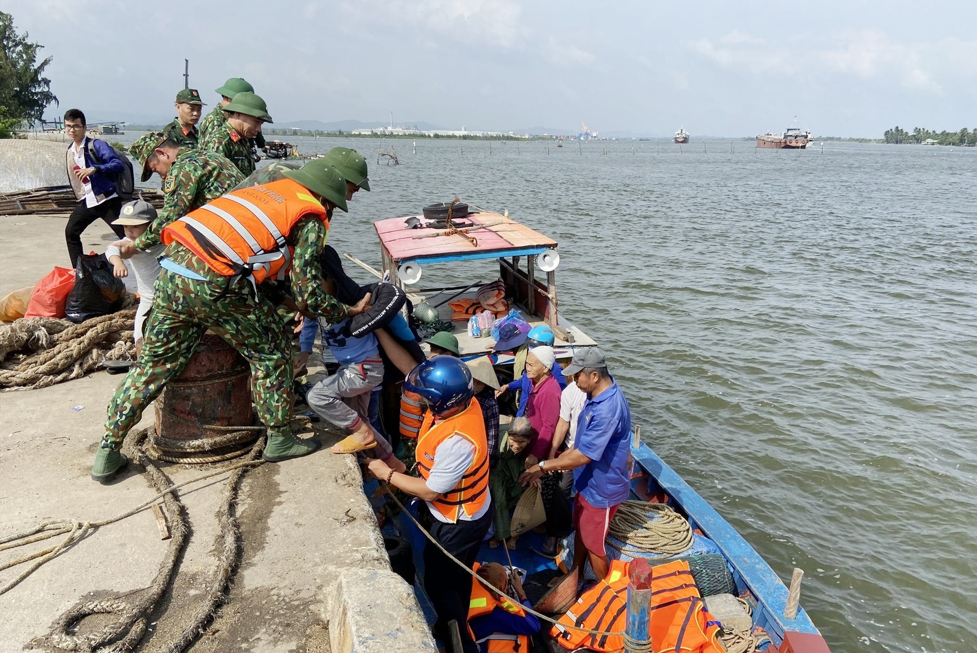 Riêng huyện Núi Thành đã sơ tán hơn 2.500 hộ và đang tiếp tục vận động người dân đến nơi trú ẩn an toàn trước 17 giờ chiều nay.