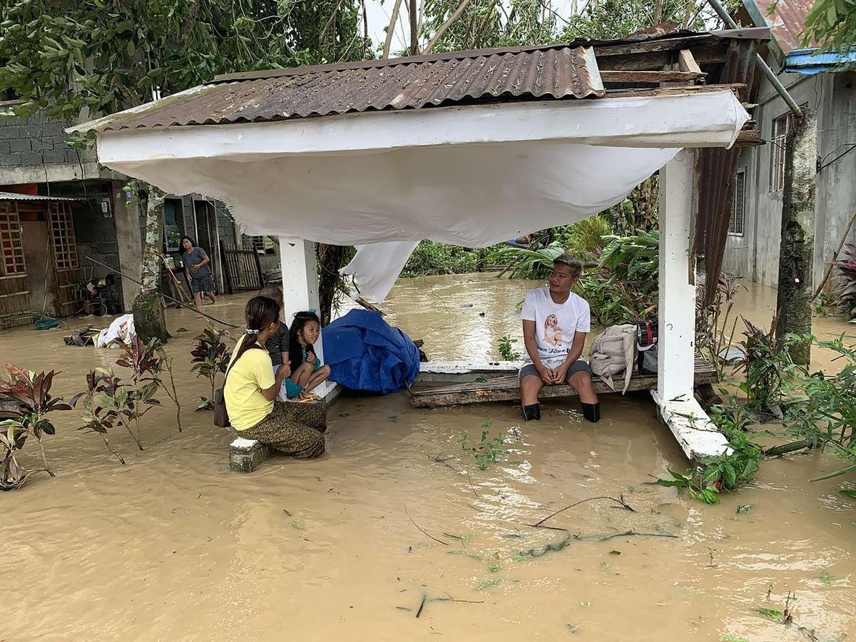 Một gia đình thẫn thờ trước sức tàn phá của bão Molave. Ảnh: Gettyiamge
