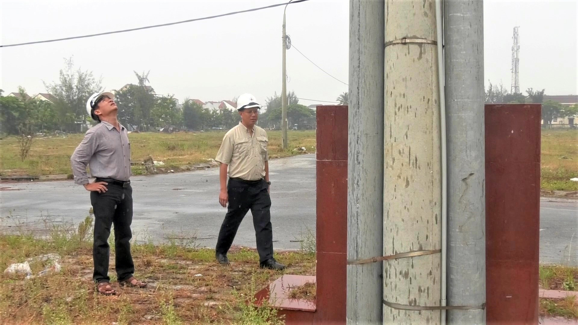 Lãnh đạo PC Quảng Nam kiểm tra vị trí đầu cáp ngầm cấp điện đảo Cù Lao Chàm trước bão.