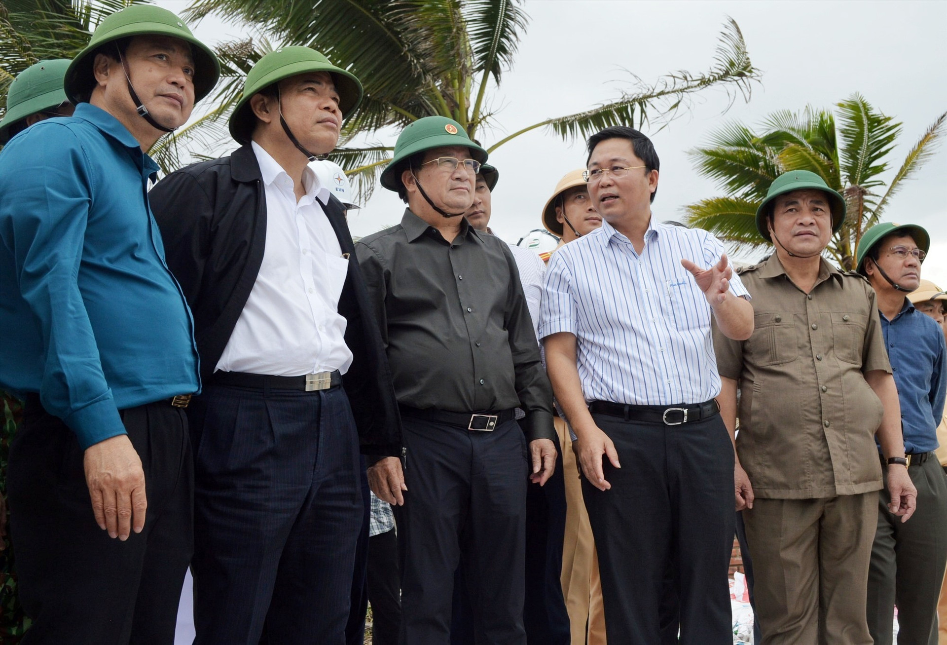 Chủ tịch UBND tỉnh Lê Trí Thanh (thứ 3 từ phải qua) báo cáo với Phó Thủ tướng Trịnh Đình Dũng về tình hình sạt lợt biển Hội An