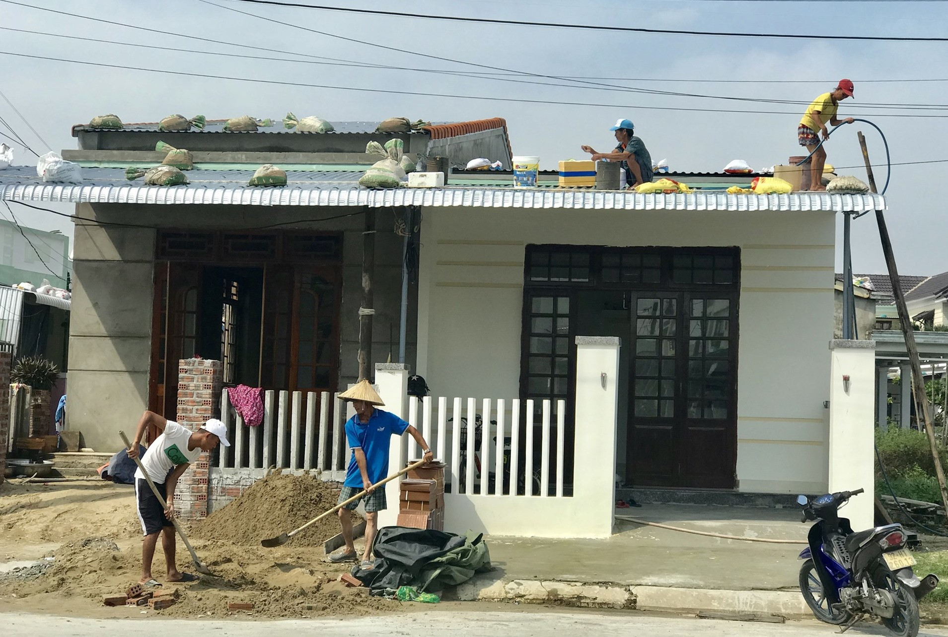 Người dân khẩn trương gia cố nhà cửa ở khu ven biển Điện Bàn trước khi đi sơ tán. Ảnh: Q.T