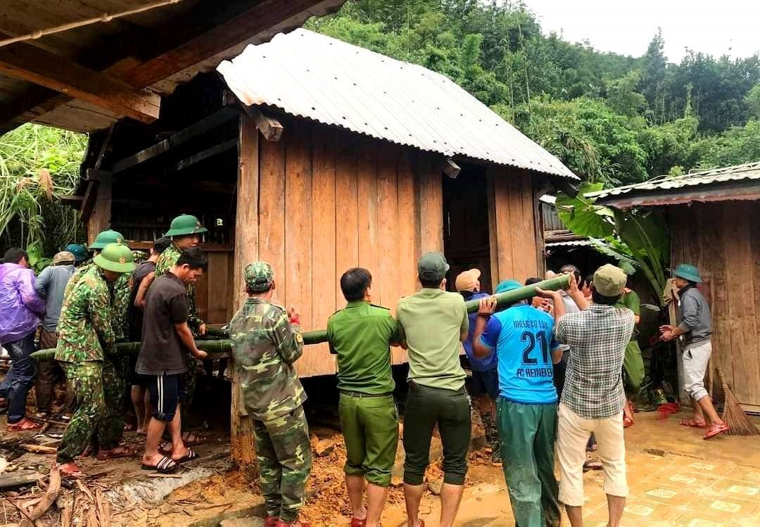 Các chiến sĩ Bộ đội Biên phòng và lực lượng cứu hộ huyện Tây Giang giúp dân di chuyển căn nhà đến vị trí mới an toàn. Ảnh: Đ.N