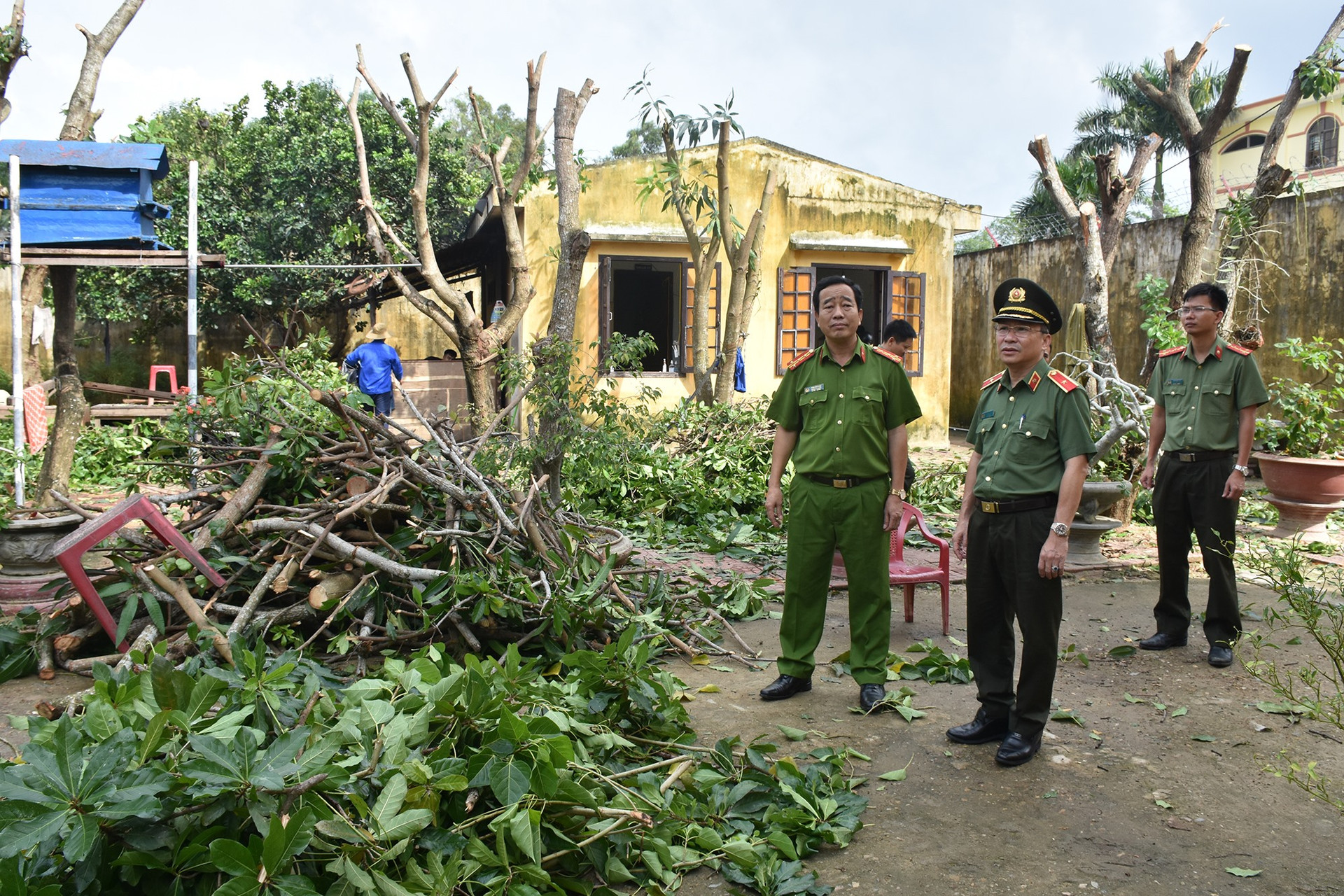 Thiếu tướng Nguyễn Đức Dũng kiểm tra công tác phòng chống bão số 9 tại trại tạm giam. Ảnh: M.T