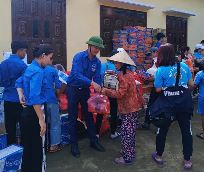 Ngoài các hoạt động ứng phó, thanh niên Nam Giang tặng quà cho người dân có hoàn cảnh khó khăn. Ảnh: Huyện đoàn Nam Giang