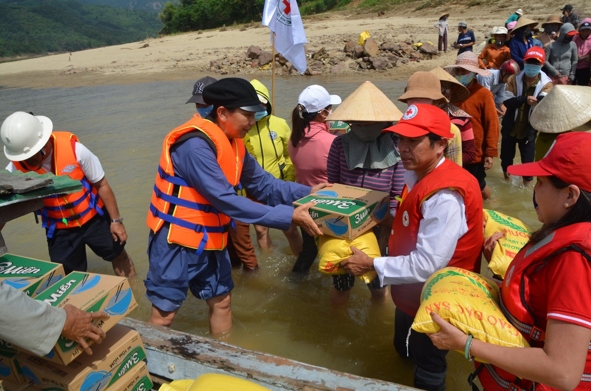 Hội Chữ thập đỏ tỉnh kết nối nhà hảo tâm tặng quà người dân vùng lũ Quảng Nam. Ảnh: P.C.R
