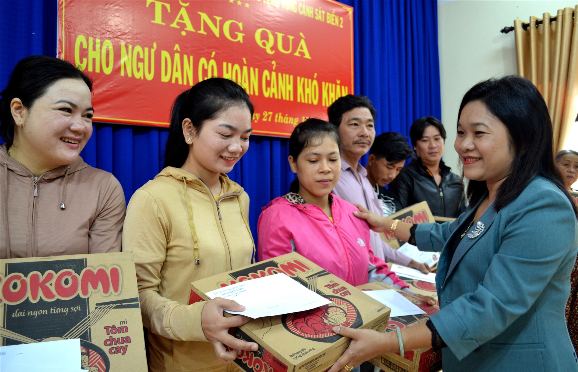 Bà Huỳnh Thị Thùy Dung - Trưởng ban Dân vận Tỉnh ủy trao quà hỗ trợ gia đình ngư dân. Ảnh: VIỆT NGUYỄN