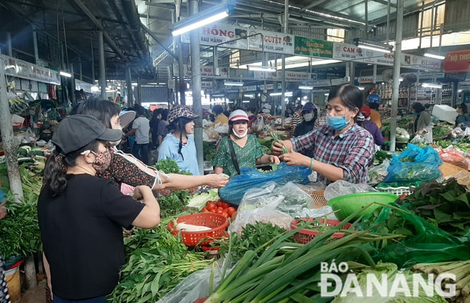Sức mua các mặt hàng thực phẩm tại chợ Đống Đa tăng mạnh trong sáng 27-10. Ảnh: KHÁNH HÒA