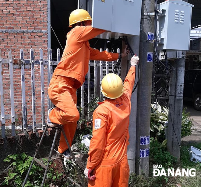Tại thành phố hiện có nhiều khu vực bị cắt điện do tác động của mưa, bão. PC Đà Nẵng khuyến cáo khách hàng không tự ý sửa chữa. Ảnh VĂN HOÀNG