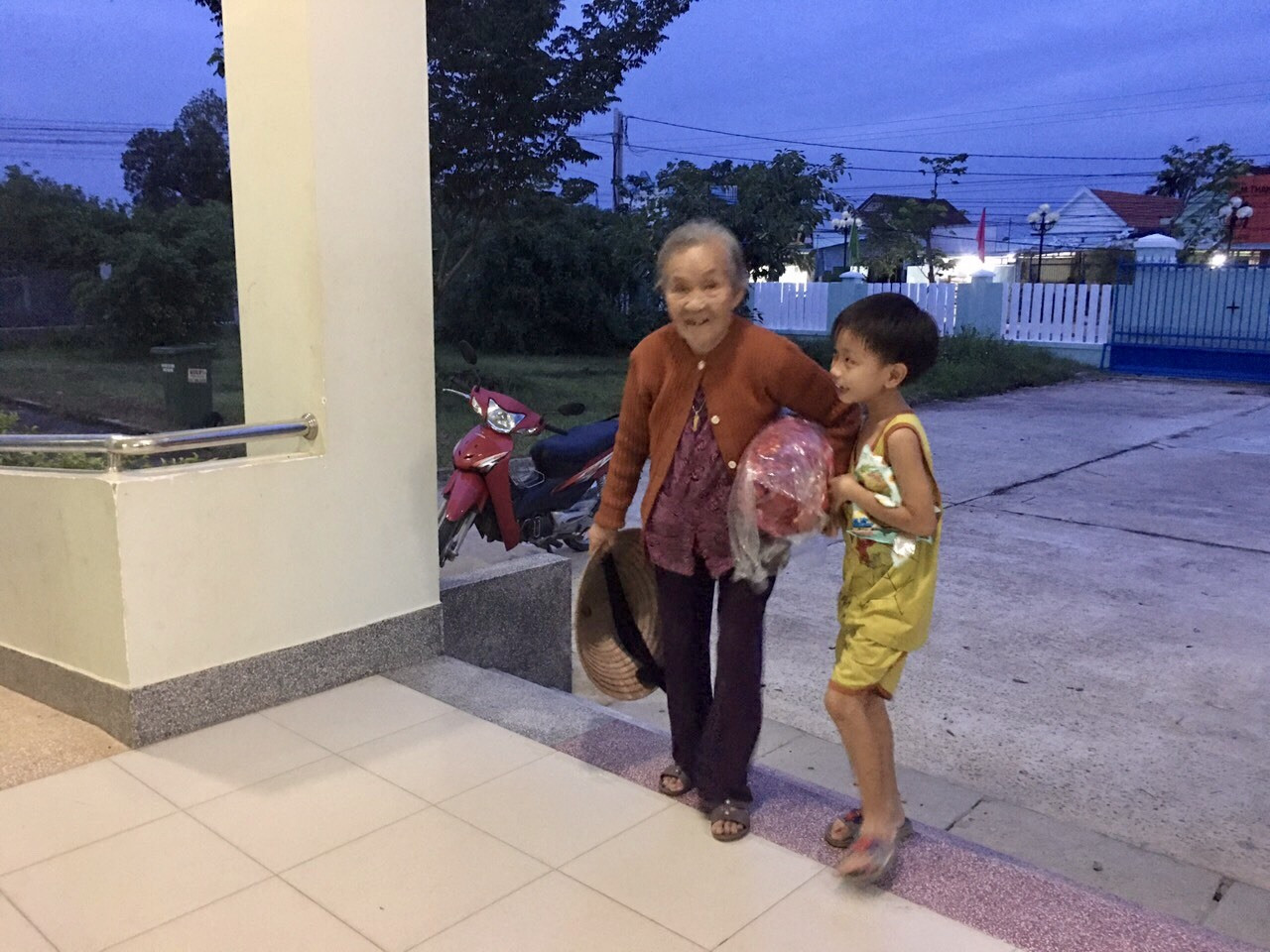Xã Tam Phước ưu tiên đưa cụ già, trẻ nhỏ đến nơi tránh trú bão. Ảnh: CTV