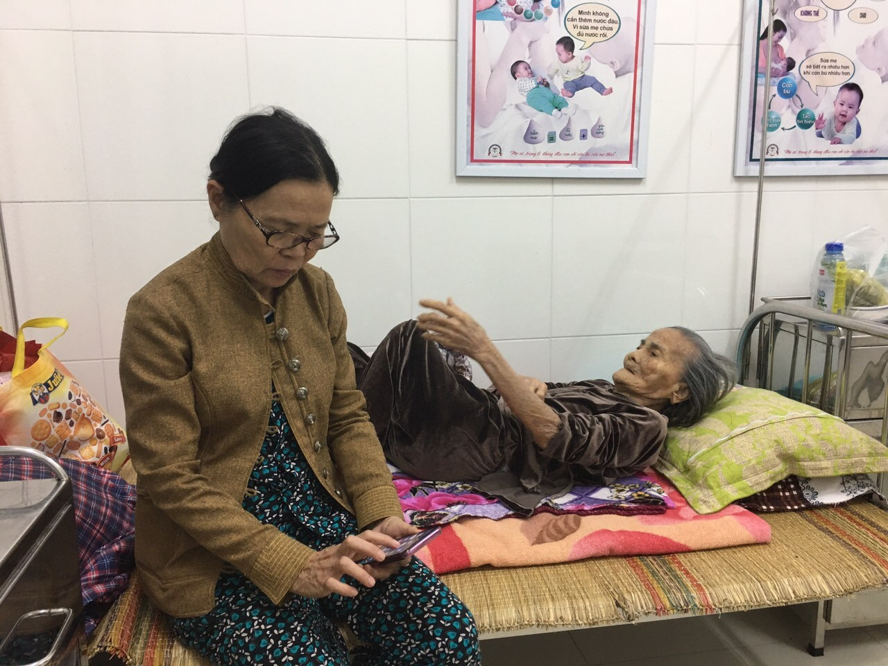 Người dân nghỉ ngơi tại Trạm Y tế xã Tam Phước. Ảnh: HẢI CHÂU