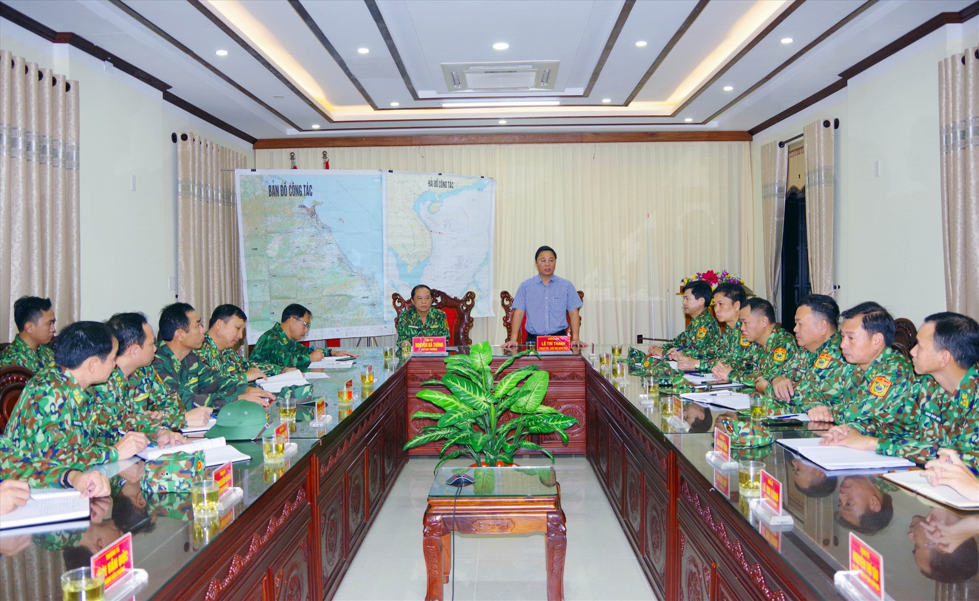 Chủ tịch UBND tỉnh Lê Trí Thanh kiểm tra công tác phòng chống bão số 9 tại Bộ Chỉ huy Bộ đội Biên phòng tỉnh. Ảnh: VĂN VINH