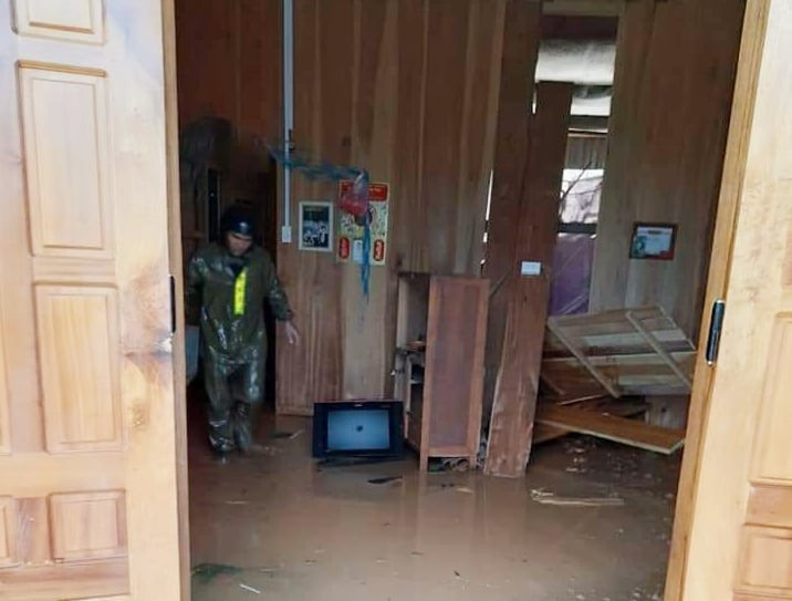 Nhiều ngôi nhà của người dân ở Phước Sơn bị sạt lở gây hư hại. Ảnh: ĐỨC TÍN