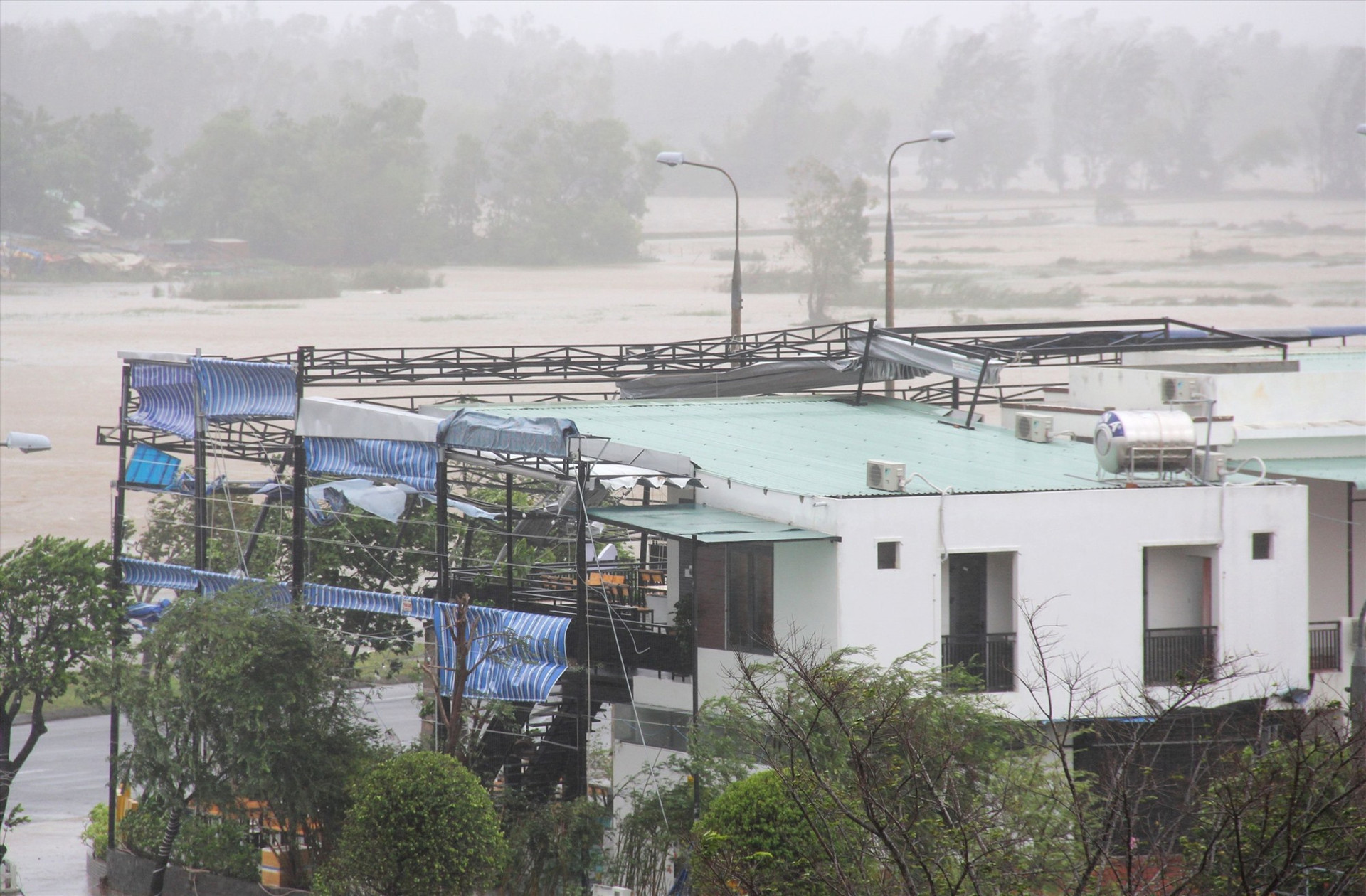 Nhiều ngôi nhà người dân ở phường Tân Thạnh (TP.Tam Kỳ) đã tốc mái.