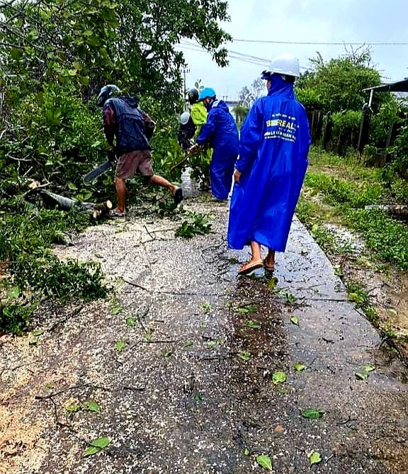 Thanh niên xung kích xã Duy Hải xử lý cây cối bị gãy đổ. Ảnh: T.S