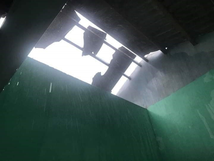 Mái nhà của một người dân ở xã Bình Đào bị tốc do gió bão. Ảnh: CTV