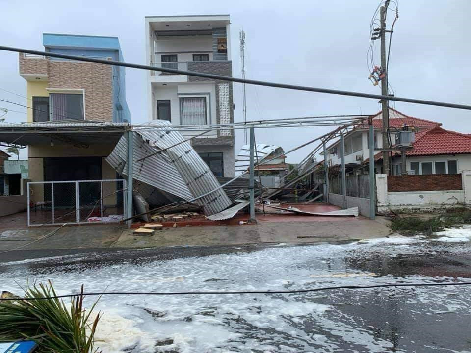 Sóng lớn tràn vào đến nhà dân ở xã Tam Thanh (TP.Tam Kỳ). Ảnh: CTV