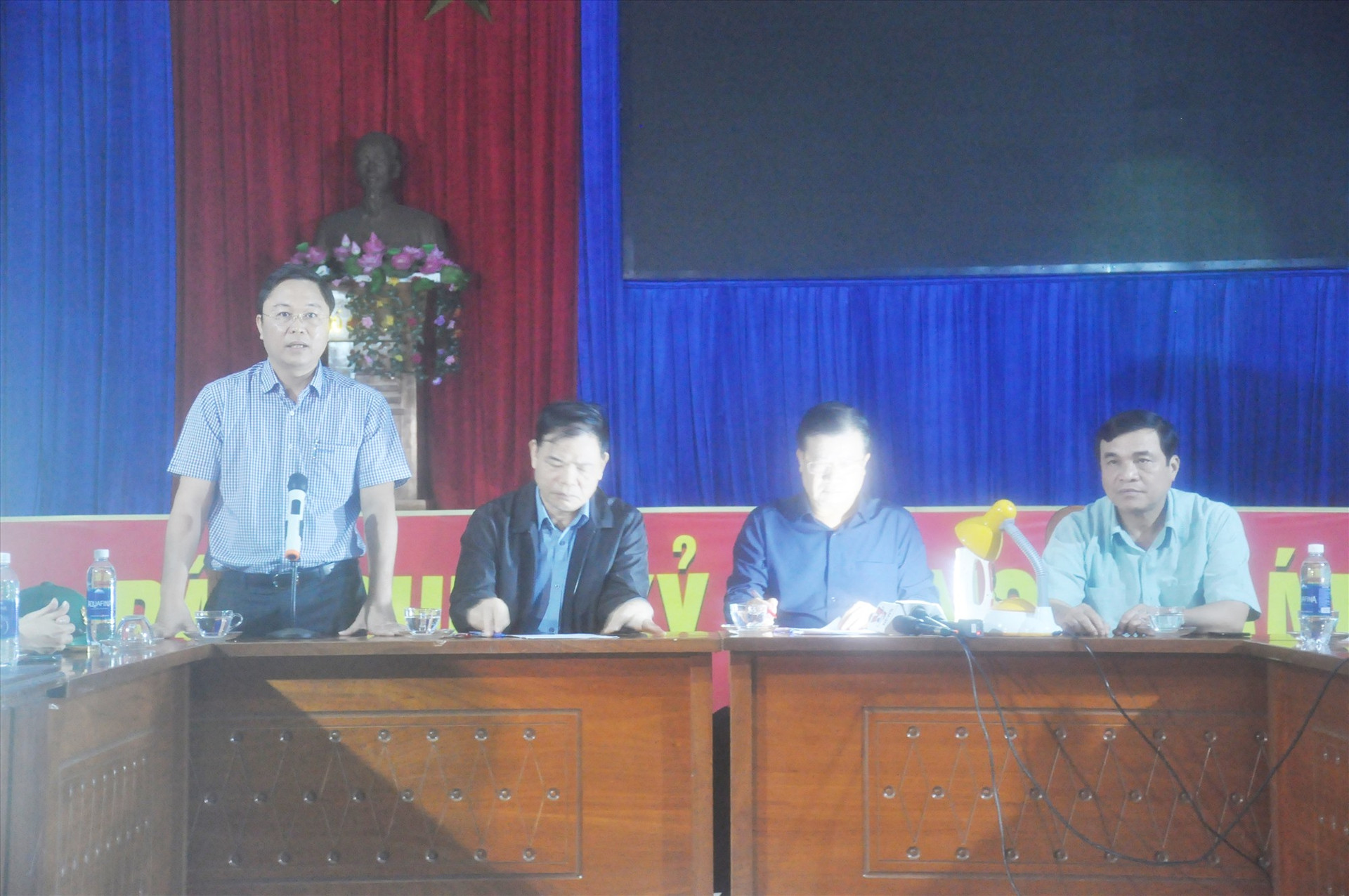 Chủ tịch UBND tỉnh Lê Trí Thanh báo cáo sơ bộ tình hình thiệt hại do cơn báo số 9 với đoàn công tác. Ảnh: N.Đ