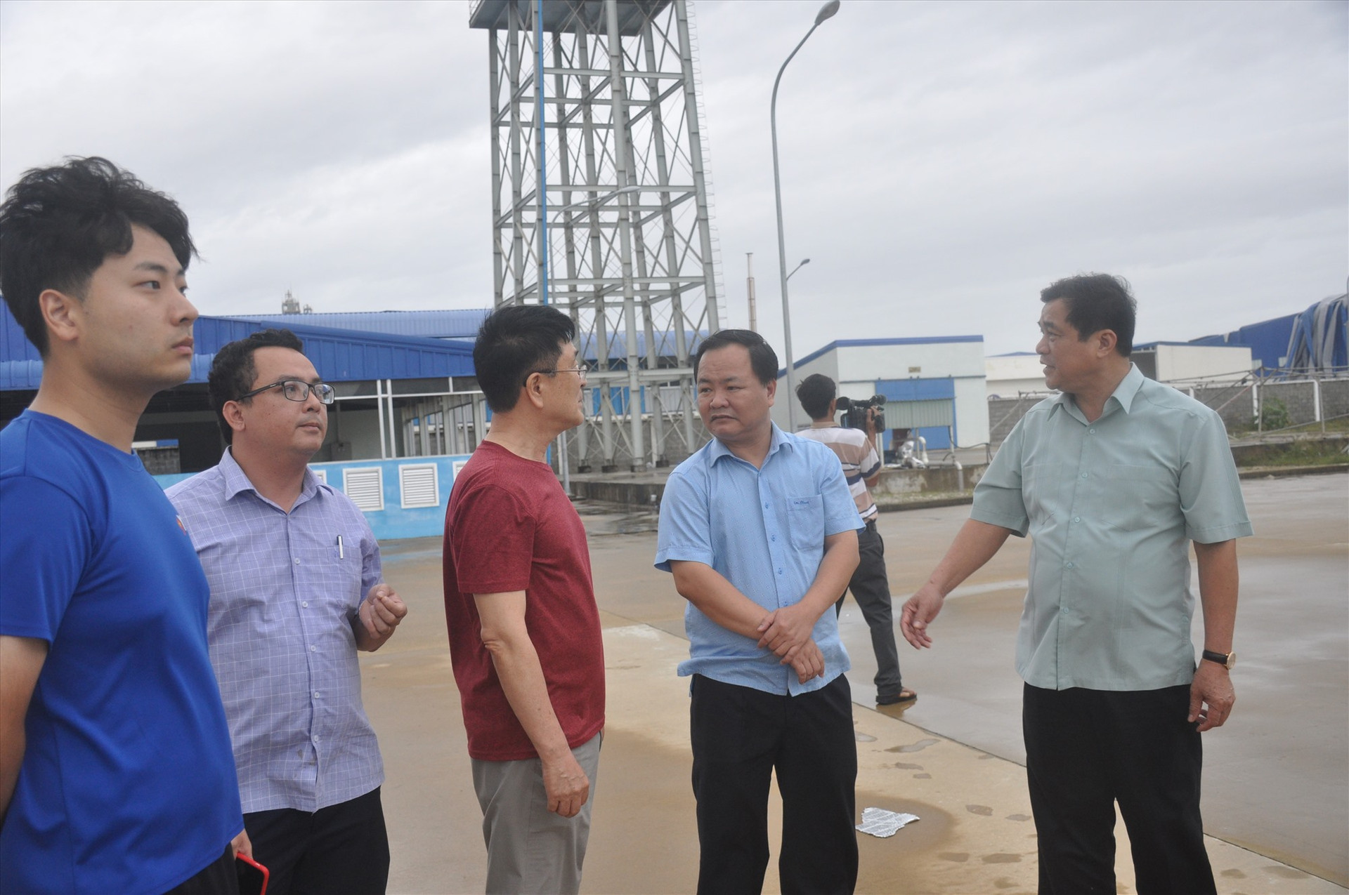 Bí thư Tỉnh ủy Phan Việt Cường thăm hỏi, động viên đại diện lãnh đạo nhà máy Panko (Tam Thăng) sau bão. Một nhà xưởng của doanh nghiệp này bị tốc mái gần như hoàn toàn do bão số 9. Ảnh: N.Đ