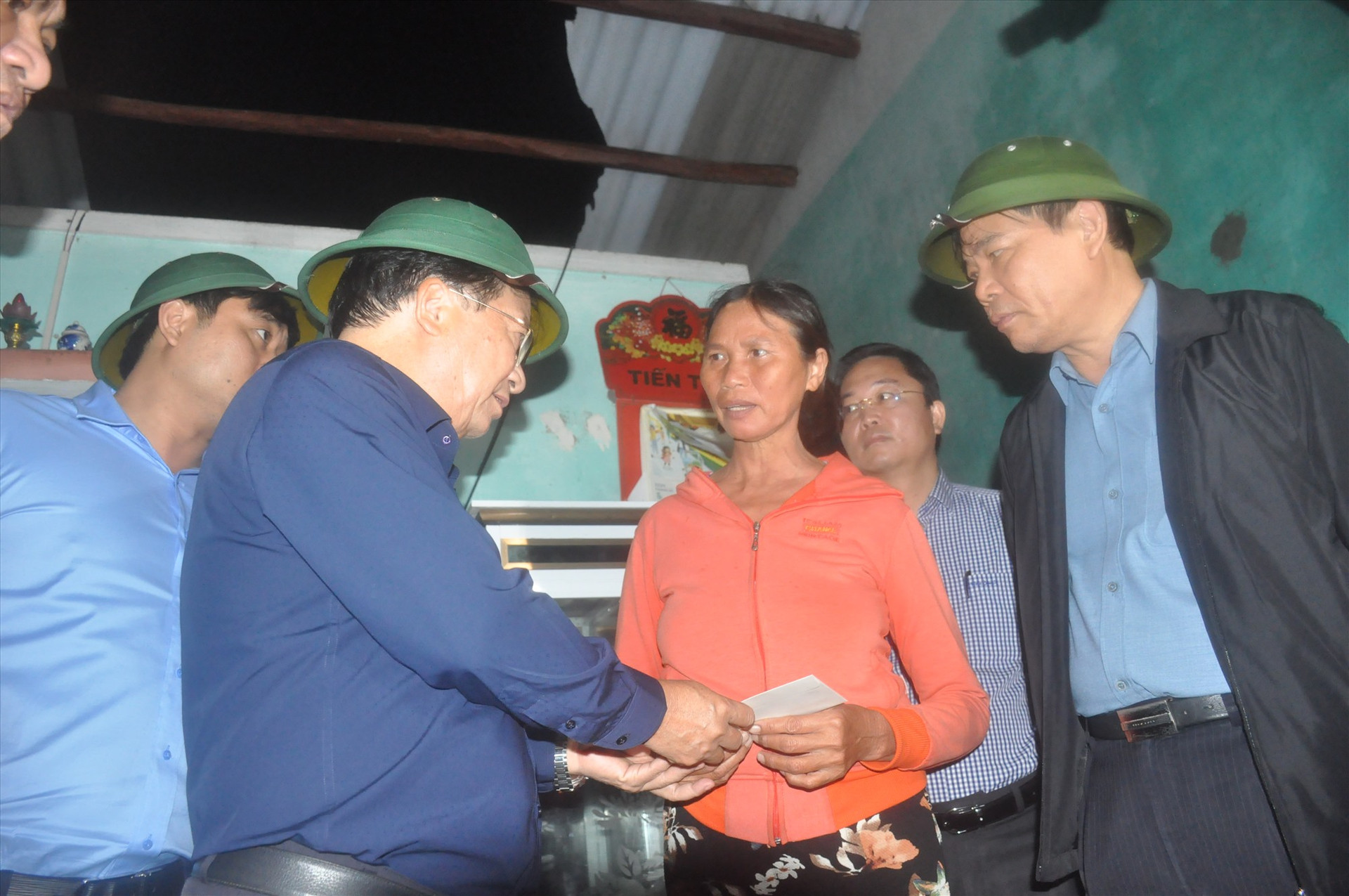Phó Thủ tướng Trịnh Đình Dũng tặng quà hỗ trợ cho một hộ dân ở xã Bình Minh có nhà bị tốc mái do bão. Ảnh: N.Đ