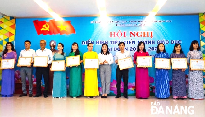 Cô giáo Nguyễn Thị Phương Lệ (thứ 4, từ phải sang) được tuyên dương, khen thưởng tại Hội nghị điển hình tiên tiến ngành Giáo dục thành phố. Ảnh: NGỌC CHÂN