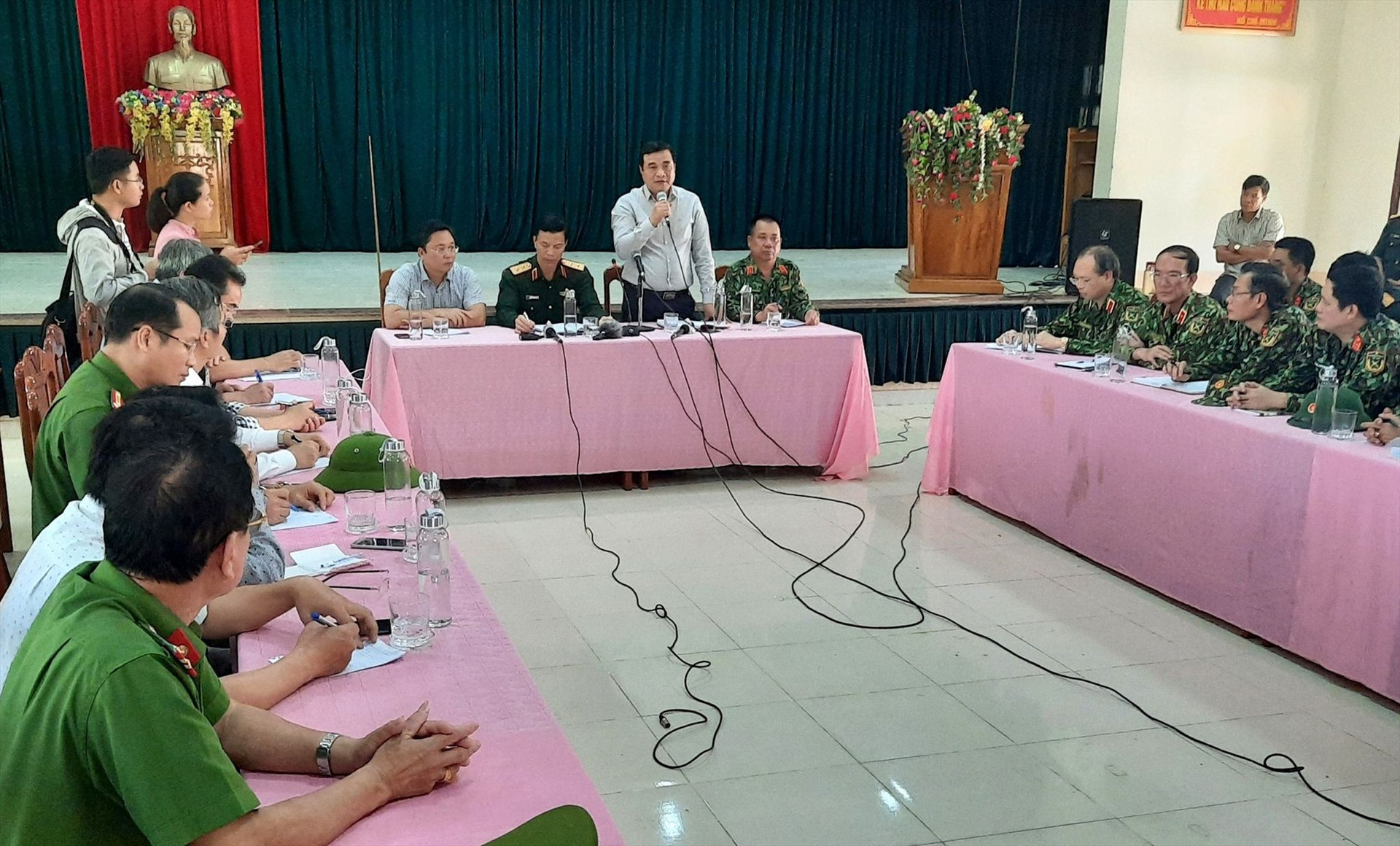 Bí thư Tỉnh ủy Phan Việt Cường phát biểu chỉ đạo tại cuộc họp với Sở chỉ huy tìm kiếm cứu nạn.