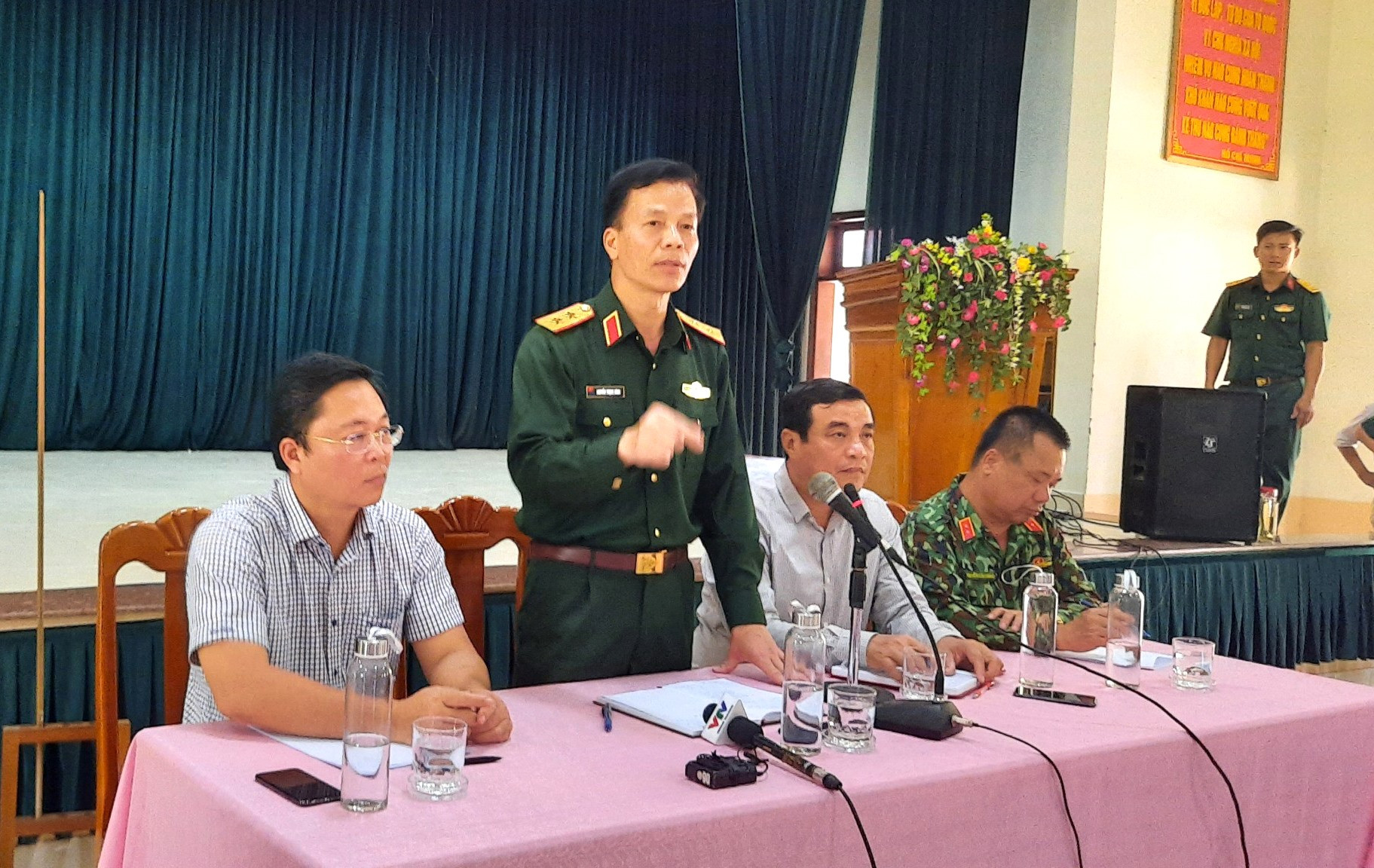 Trung tướng Nguyễn Trọng Bình đang chỉ đạo phương án tìm kiếm cứu nạn. Ảnh: ĐOÀN ĐẠO - HỒ QUÂN