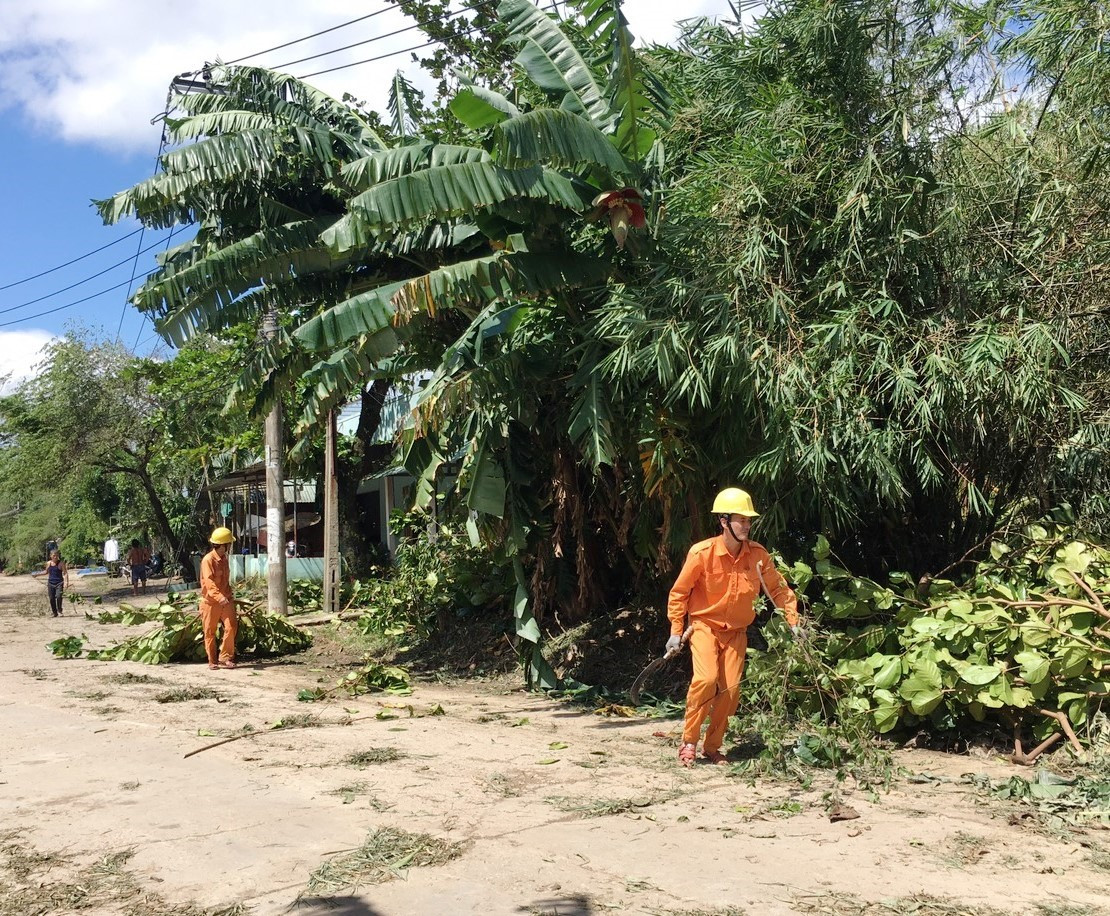 Nhân viên ngành điện đang tích cực khôi phục đường dây để sớm cấp điện tại Nông Sơn. Ảnh: MINH TÂM
