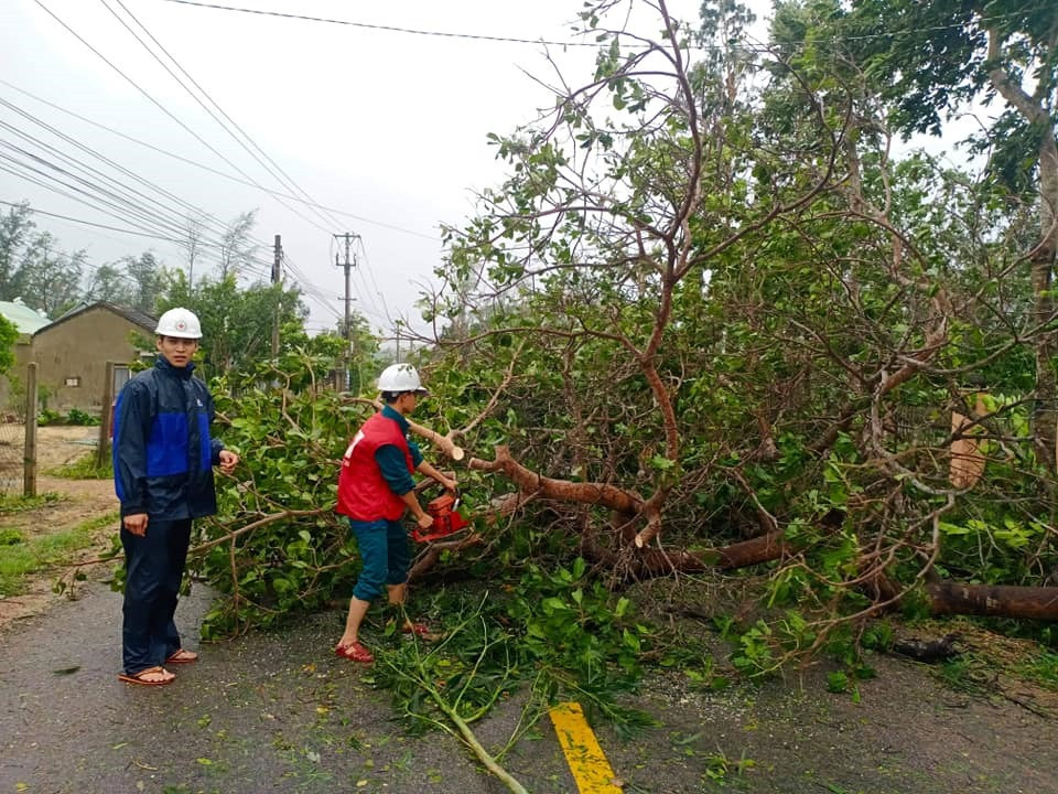 Hội Chữ thập đỏ xã Bình Đào (Thăng Bình) giúp dân dọn đường sau bão. Ảnh: Hội CTĐ tỉnh cung cấp.
