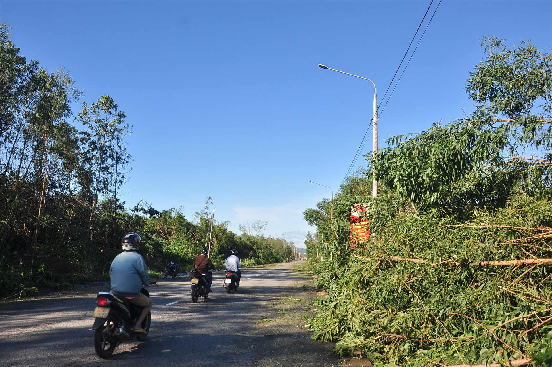Tuyến Tam Kỳ - Phú Ninh đã thông tuyến trong sáng nay nhờ sự nỗ lực của các lực lượng. Ảnh: VINH ANH