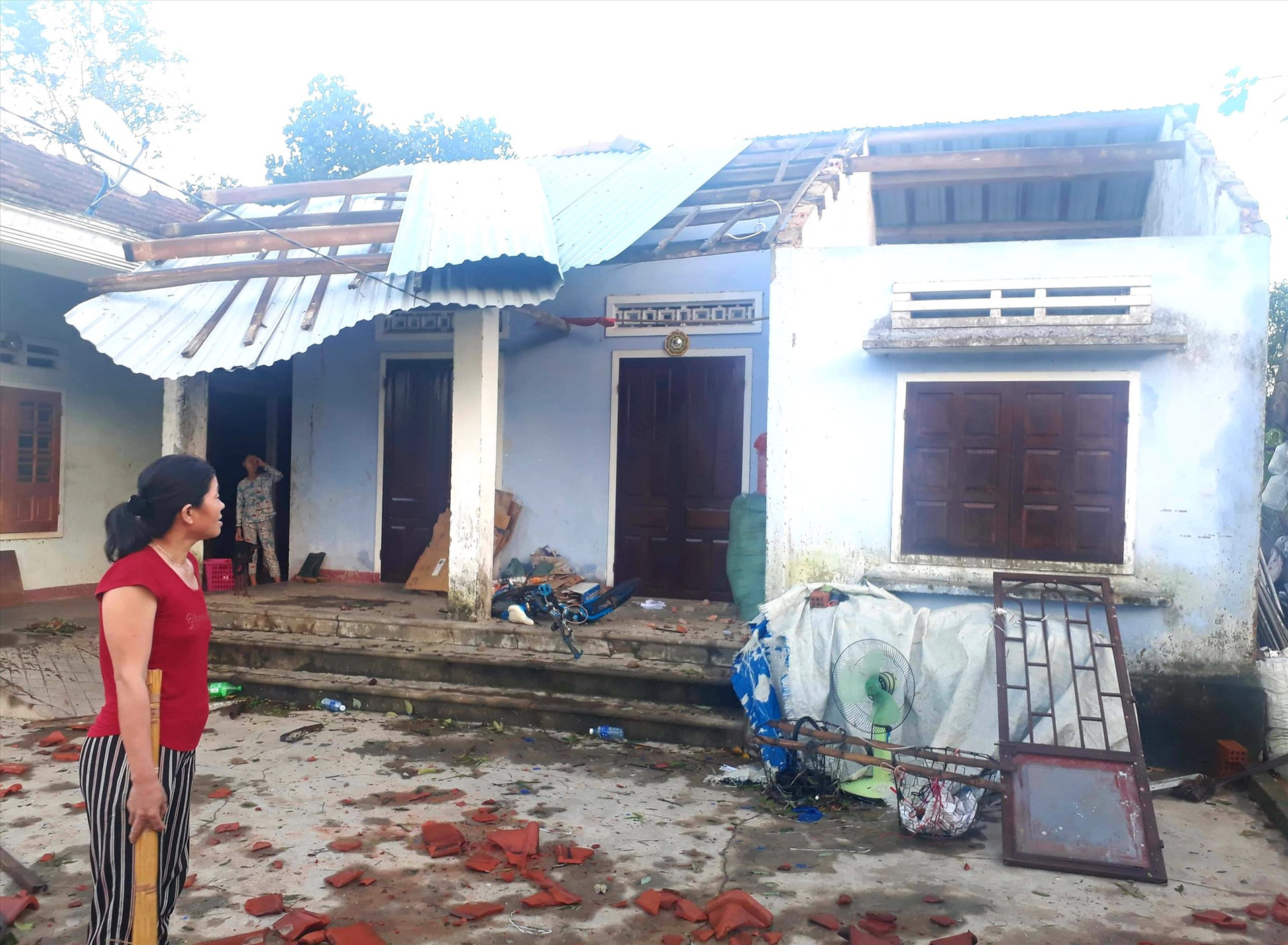 Bão làm hư hỏng, tốc mái nhiều nhà dân ở Quế Sơn. Ảnh: S.T