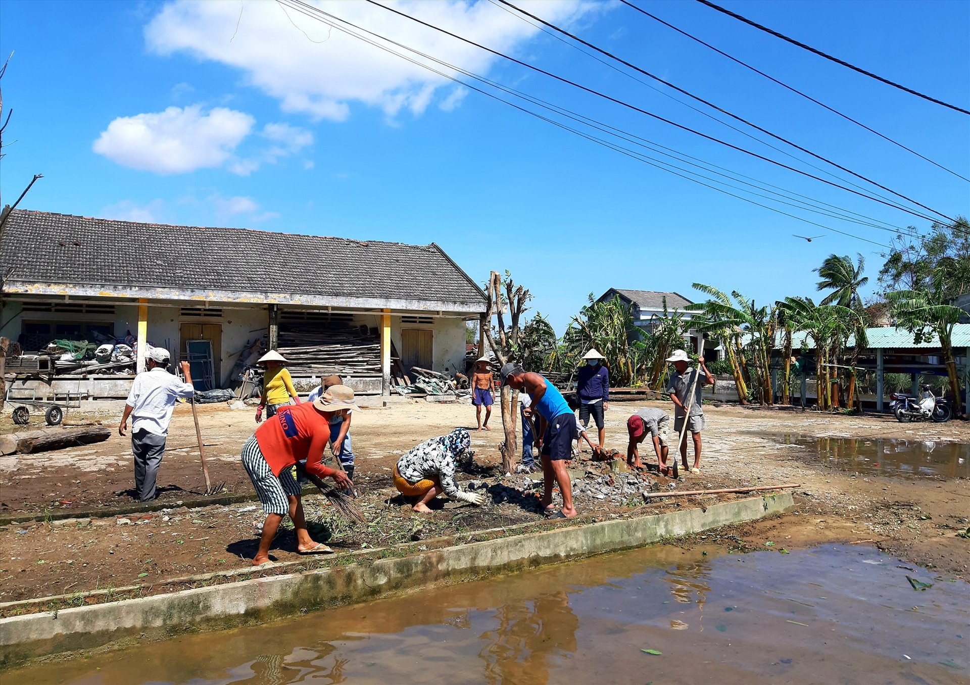 Nhân dân nhiều địa phương của huyện Quế Sơn ra quân dọn vệ sinh sau bão. Ảnh: S.T