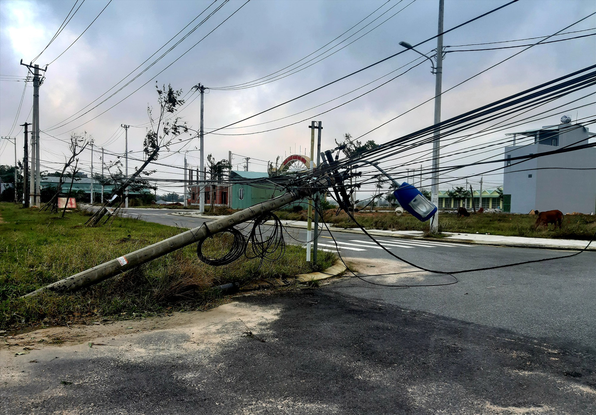 Tính đến cuối giờ chiều 29.10, hệ thống điện ở nhiều nơi của huyện Quế Sơn vẫn chưa thể khắc phục. Ảnh: S.T