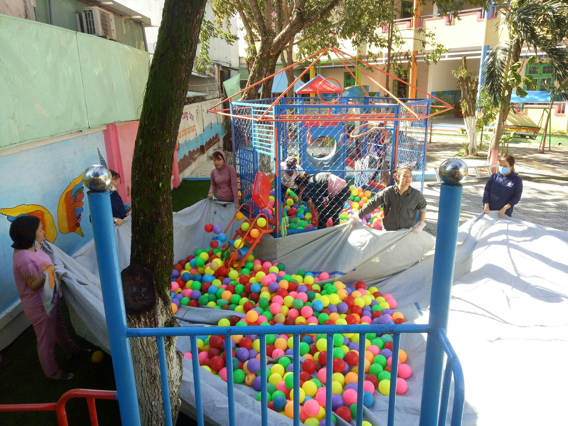 Sáng 29.10, Trường Mẫu giáo Hương Sen (Tam Kỳ) vệ sinh đồ chơi cho trẻ. Ảnh: C.N