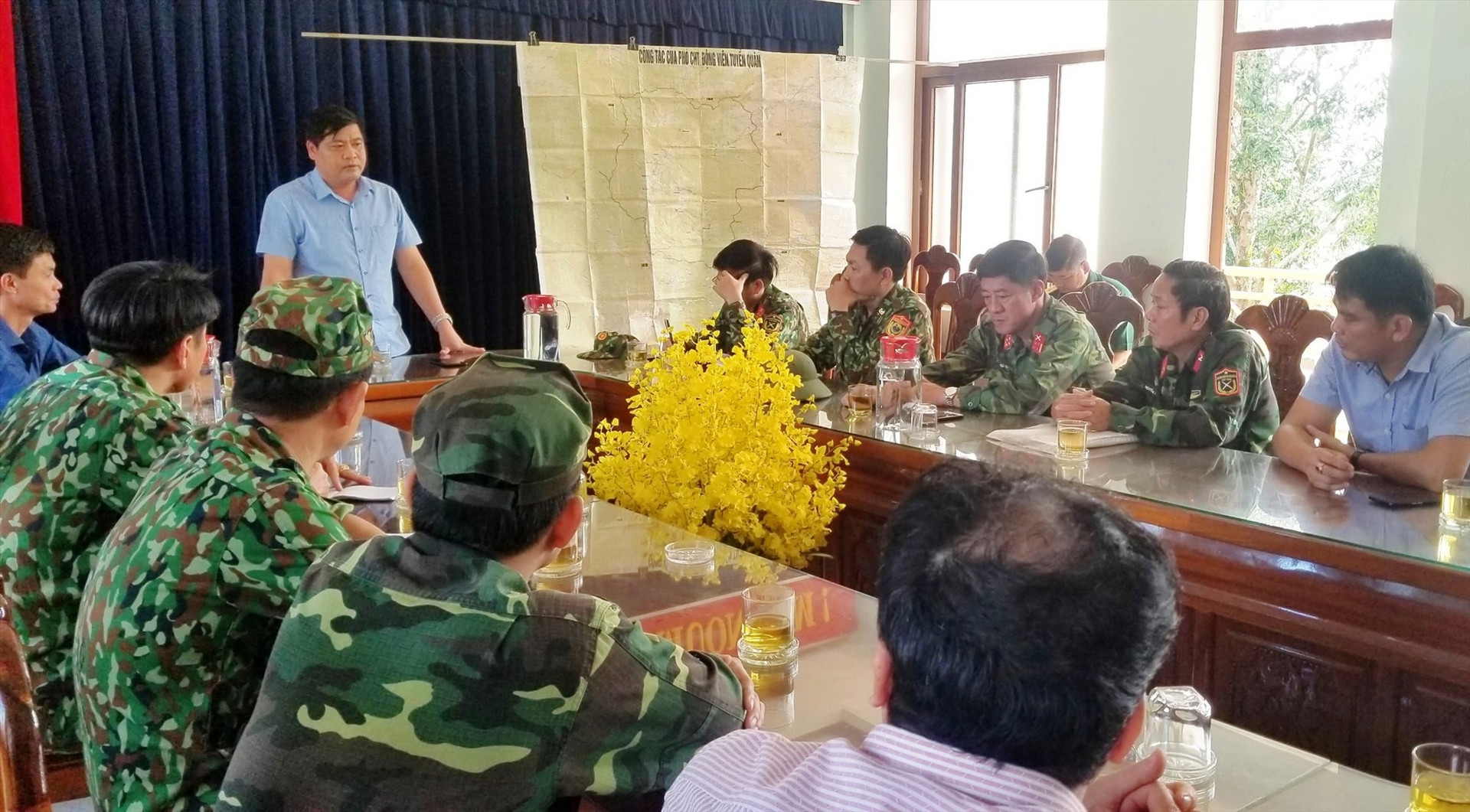 Ông Nguyễn Mạnh Hà - Trưởng ban Nội chính Tỉnh ủy họp chỉ đạo với các lực lượng bàn phương án tìm kiếm cứu nạn tại Huyện Phước Sơn.