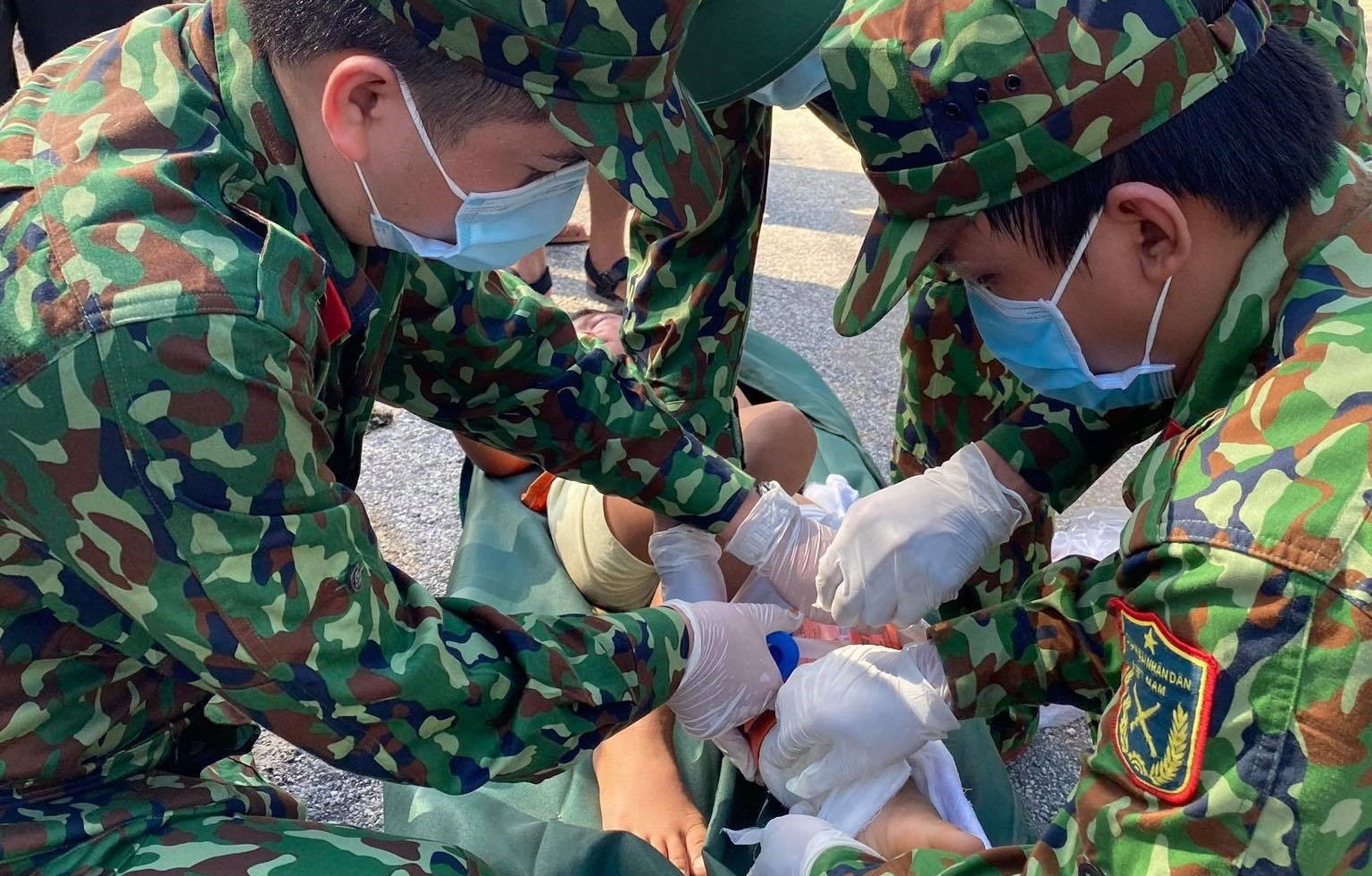 Quân y sơ cứu một bệnh nhân