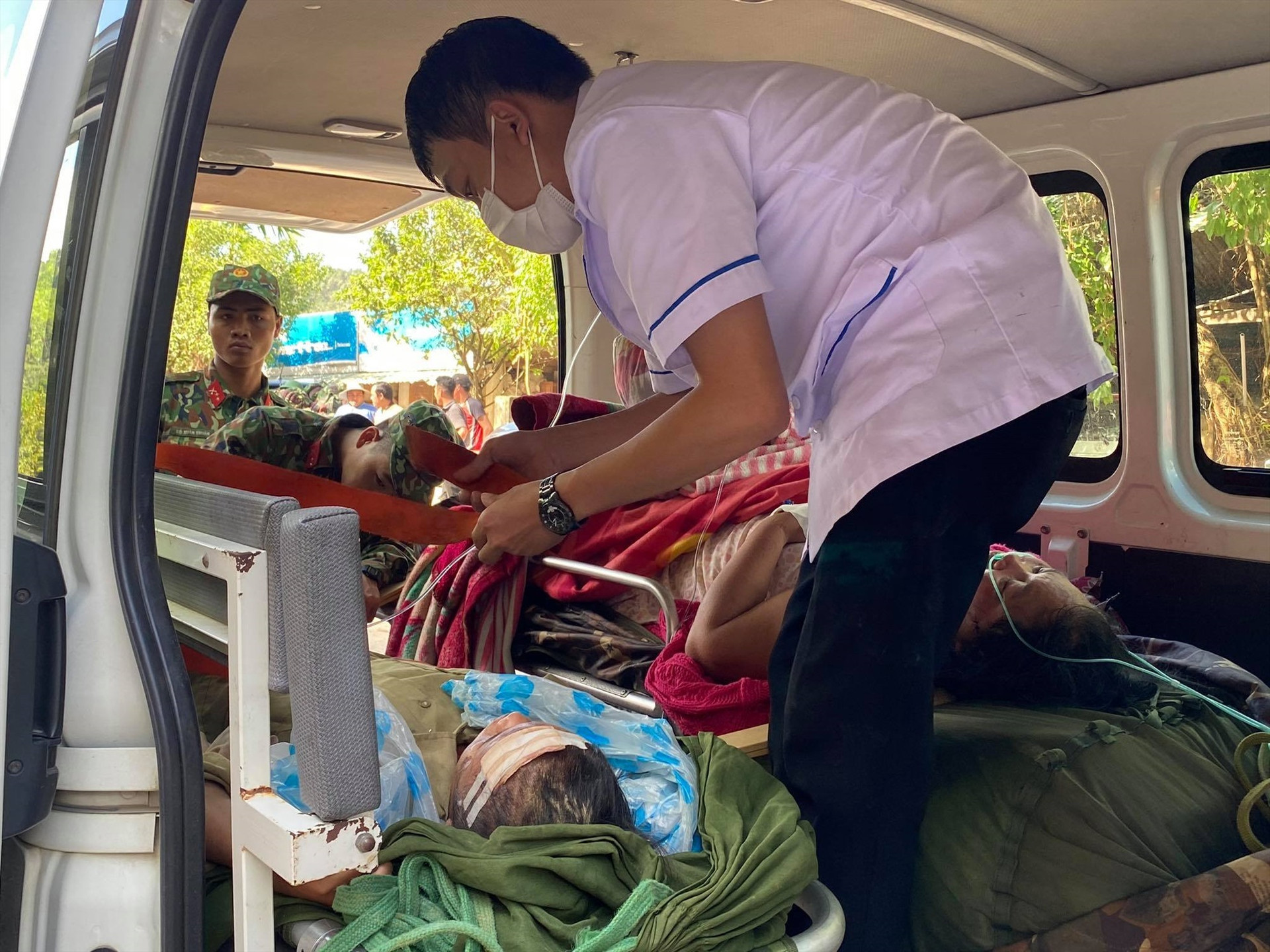 Các bệnh nhân sau khi được sơ cấp cứu tại bệnh viện dã chiến được chuyển lên xe cấp cứu đưa về Trung tâm Y tế huyện Bắc Trà My để điều trị.