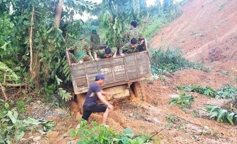Xe tải 3 cầu chỡ Trung đội TKCN của BĐBP tỉnh bị mắc kẹt