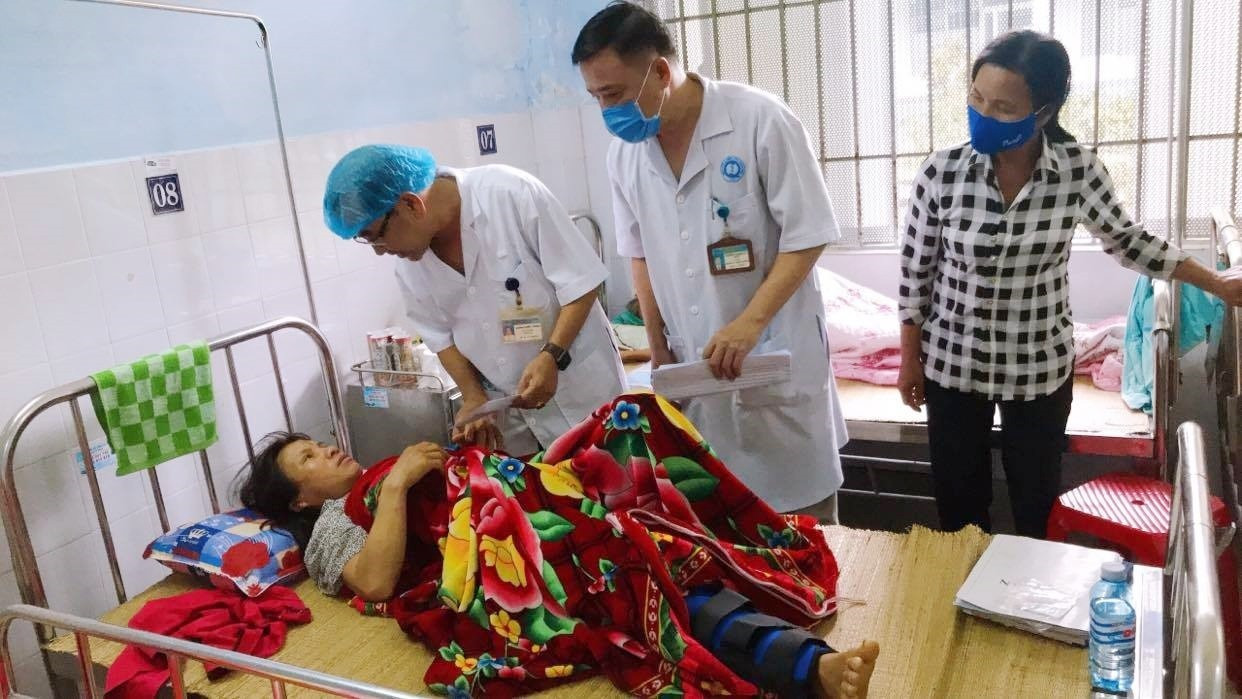Công đoàn cơ sở Bệnh viện Đa khoa Quảng Nam hỗ trợ bệnh nhân bị thương nặng trong vụ sạt lở tại Trà Leng điều trị tại đơn vị. Ảnh: D.Q.T